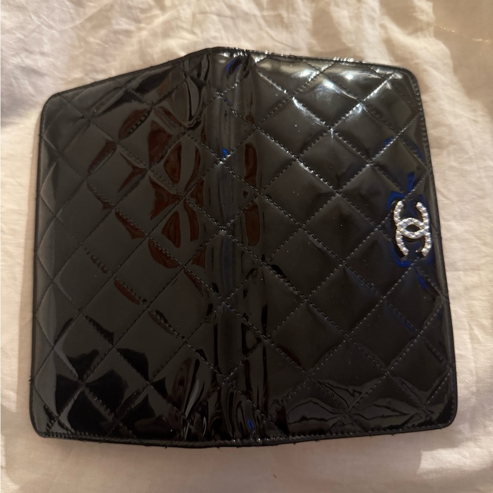 Chanel soft glossy patent leather wallet - Picture 8 of 12